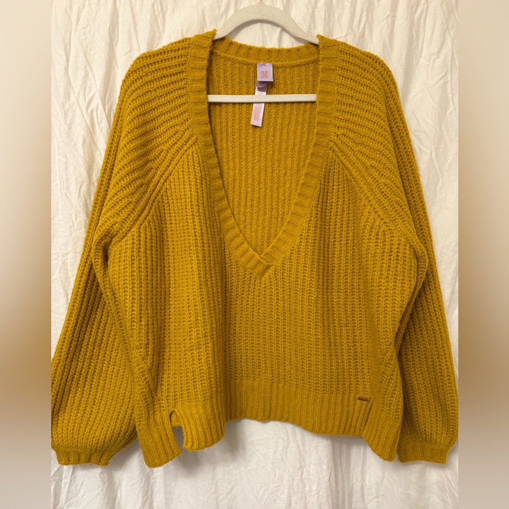 Sassy gold V-neck sweater from Savage Fenty. Size 2X.